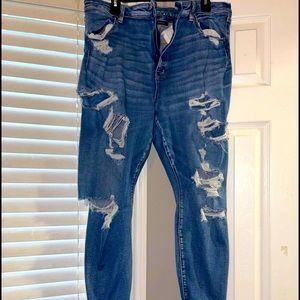 Distressed highwaisted jeans